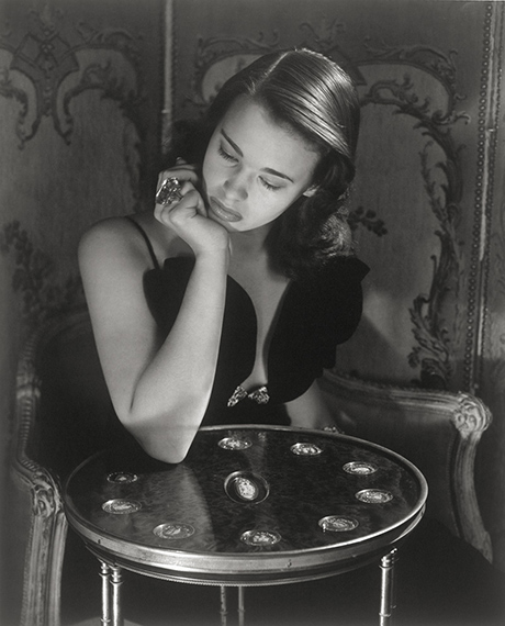 Lot 4177 
Horst P. Horst (1906-1999). 
Gloria Vanderbilt, NY. 1941. 
Platinum Palladium print, printed later. 
Estimate € 5,000