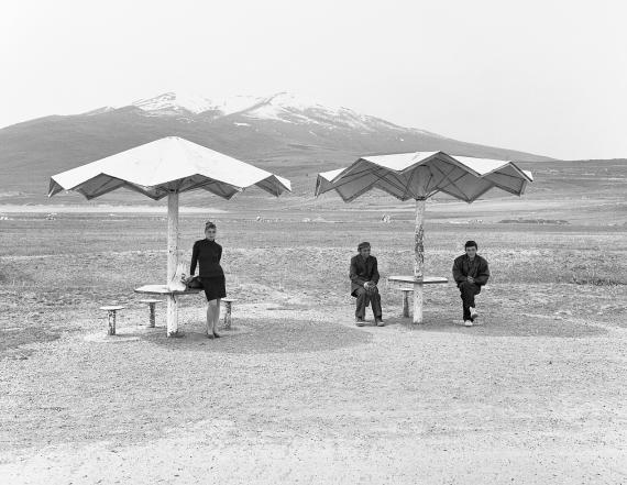 Ursula Schulz-Dornburg
aus der Serie BUSHALTESTELLEN, Erevan-Yegnward, Armenien, 2004
© Ursula Schulz-Dornburg