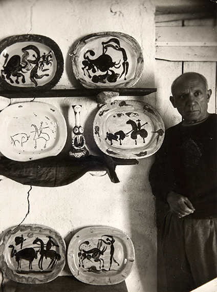 Michal Smajewski, dit Michel SIMA (1912-1987)
Pablo Picasso à l’atelier Madoura - Céramiques de Pablo Picasso
Vallauris, c. 1947-1948
Sept épreuves argentiques d’époque
Estimation : 4 000 – 6 000 €
