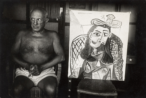 Michal Smajewski, dit Michel SIMA (1912-1987)
Pablo Picasso avec ses oeuvres - Antibes, circa 1946
Dora Maar au chapeau (1941) - Femme au collier jaune (1946)
Deux épreuves argentiques d’époque
Estimation : 1 500 – 2 000 €
