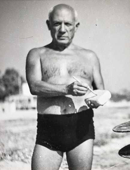 Michal Smajewski, dit Michel SIMA (1912-1987)
Picasso à la plage dessinant sur une brique, circa 1947
Epreuve argentique d’époque
Estimation : 1 500 – 2 000 €