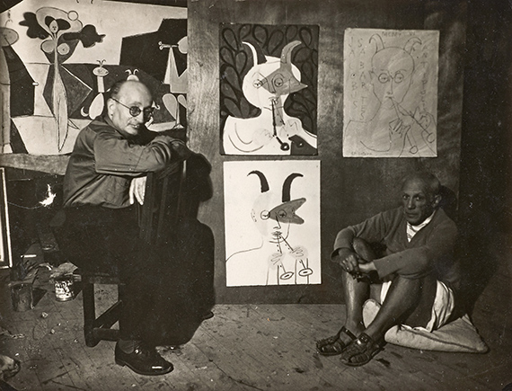 Michal Smajewski, dit Michel SIMA (1912-1987)
Pablo Picasso et Jaime Sabartes devant La Joie de vivre et des oeuvres représentant Sabartes en faune
Atelier du château Grimaldi - Antibes, 1946
Épreuve argentique d’époque
Estimation : 600 – 800 €