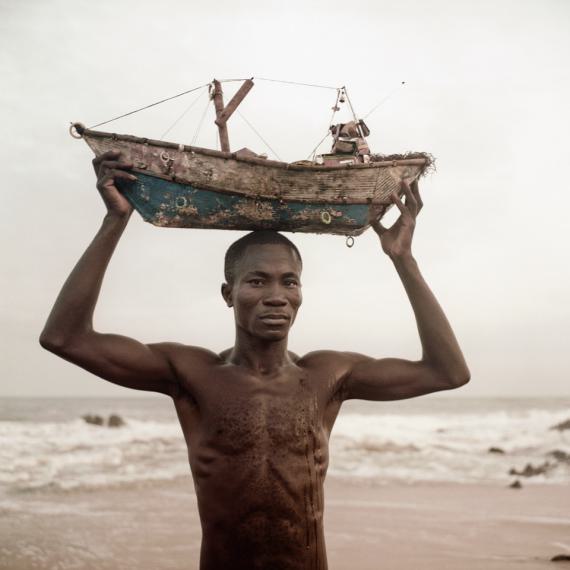Denis Dailleux
Le garçon au bateau sur la tête à Mumford, Ghana, 2016
Lambda Print
120 x 120 cm
Edition of 6