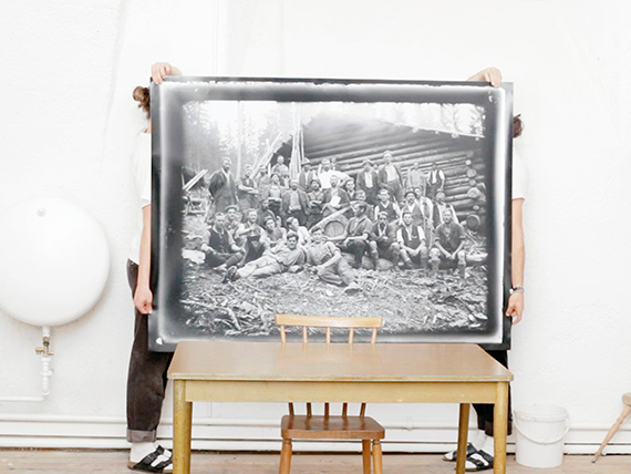 Simon Baptist, Still aus: Kammerspiel (2021), 2021. 5-Kanal-Videoinstallation (Farbe, Ton) 33´.
