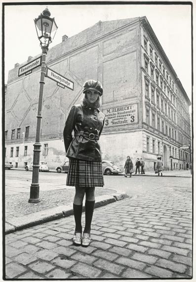 Rico Puhlmann
Nicole im Schotten-Kilt und Kniestrümpfen, darüber lange enggegürteter
Lederjacke von Hobbydress, Berlin-Kreuzberg, 1968
Silbergelatinepapier
39,9 x 30,4 cm
(veröffentlicht in 