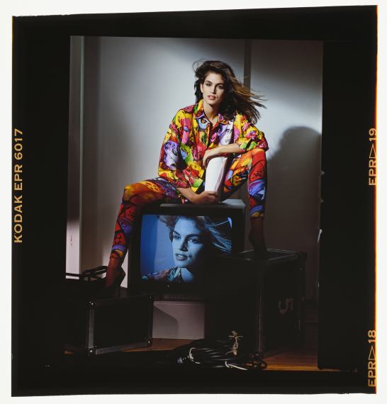 Rico Puhlmann
Cindy Crawford mit Seidenhemd mit Marilyn Monroe-Print und abstrakt
gemusterte Leggins von Gianni Versace, 1991
Farbdiapositiv
4,2 x 5,6 cm
(veröffentlicht in 