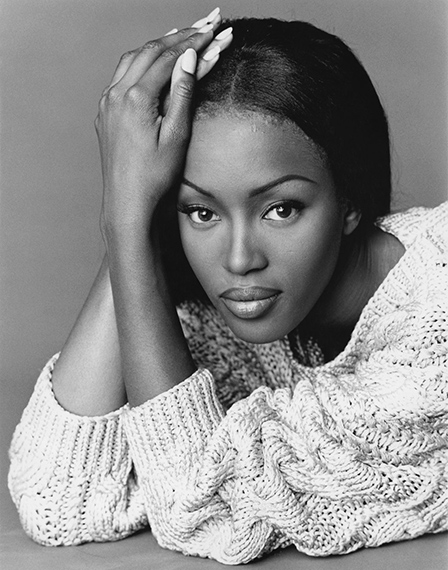 Rico Puhlmann, 
Naomi Campbell (mit beigefarbenem oversized Seidenpullover mit Zopfmuster von Michael Kors), 1992, 
Silbergelatinepapier, 50,5 x 40,6 cm, 
© Rico Puhlmann Archive
(veröffentlicht in „10 Most Beautiful Women“, Harper’s Bazaar (USA), Nr. 3366, June 1992)