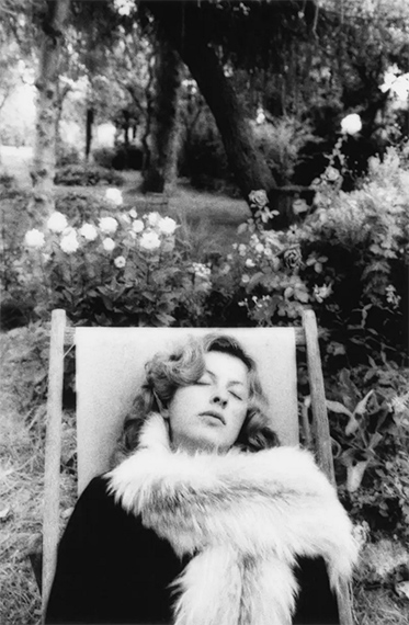 Erica Lennard.
Elizabeth, Neauphle-le-Château, Autumn 1972.
Courtesy of Erica Lennard / La Galerie Rouge.