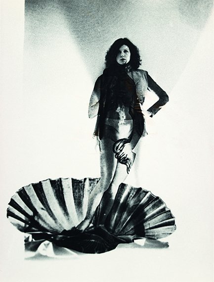 Ulrike Rosenbach, Weiblicher
Energieaustausch, Venus, 1975–1976 
(aus einer 3-teiligen Serie), © Ulrike Rosenbach /
VG Bildkunst, Bonn / SAMMLUNG VERBUND, Wien