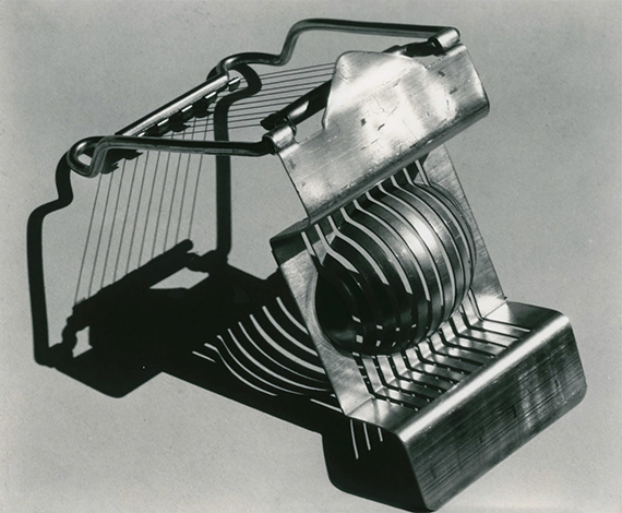 Edward Weston
Egg Slicer, 1930
Silver gelatin print, printed circa 1953-54 by Brett Weston
Paper size: 20.3 x 25.4 cm
© Edward Weston