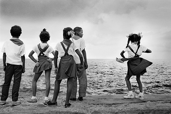 Jordis Antonia Schlösser, Schulkinder am Malecón, 1995-96, aus der Serie No es facil - Havanna zwischen den Zeiten,  ©Jordis Antonia Schlösser, Ostkreuz