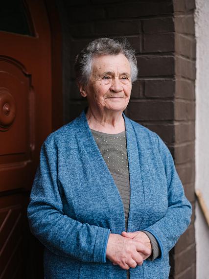 Emilia Józiewicz vor ihrem Haus in Lubów (früher Lübchen), 2025
© Thomas Meyer / OSTKREUZ