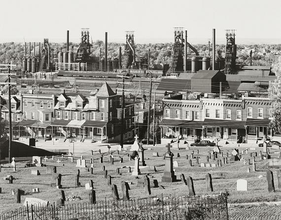 Bernd und Hilla Becher: Bethlehem, Pennsylvania, USA 1986
Gelatinesilberabzug, 46,7 x 60,0 cm
© Estate Bernd & Hilla Becher, vertreten durch Max Becher
Courtesy Die Photographische Sammlung/SK Stiftung Kultur – Bernd und Hilla Becher Archiv, Köln