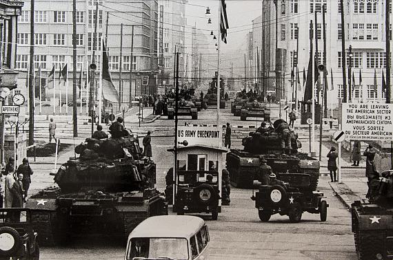 Will McBride
Konfrontation zwischen Panzern der US-Armee und der Roten Armee
am Checkpoint Charlie in der Friedrichstraße, West-Berlin, 1961
© Estate Will McBride/Shawn McBride