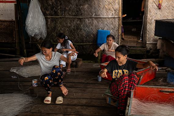 Family members of Filipino fishermen placed bait on fishinglines ready to be used, in Quezon, Palawan, the Philippines,on Saturday, May 24, 2025. &copy; Nicole Tung for Fondation Carmignac