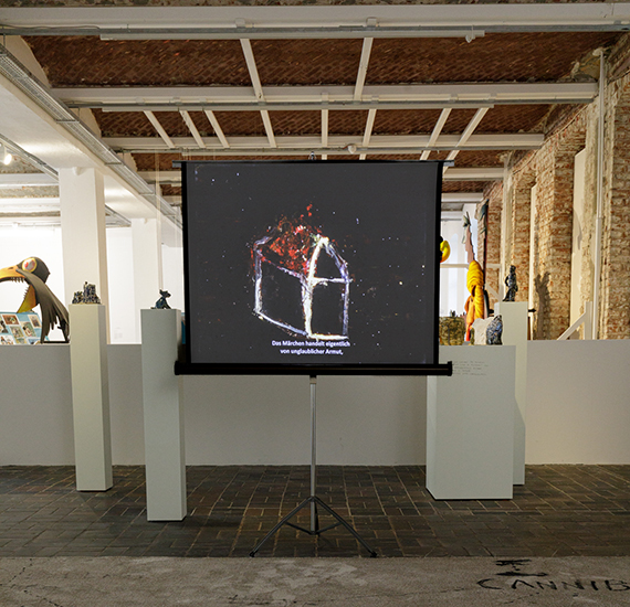 Gernot Wieland, Family Constellation with a Fox [Familienaufstellung mit einem Fuchs], 2025, Cannibalism [Kannibalismus], Installationsansicht, 13. Berlin Biennale, KW Institute for Contemporary Art, 2025. © VG Bild-Kunst, Bonn 2025; Bild: Eberle & Eisfeld