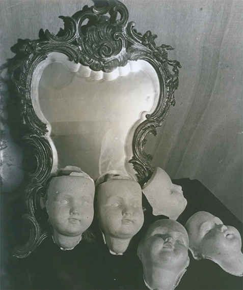 Denise Bellon
Natures mortes, poupées, c. 1930-1940
Tirage gélatino-argentique d'époque
Tampons de l'artiste et de l'Alliance Photo au verso
25,8 x 23,7 cm
9.84 x 9.06 in
Courtesy Les Douches La Galerie, Paris