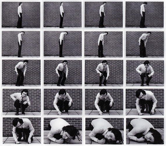 Jacques Lizène. Contraindre le corps à s’inscrire dans le cadre de la photo, 1971. Suite de 30 photos NB, tirages argentiques, 63 x 75,5 cm (tirage argentique en 2011). Courtesy Galerie Nadja Vilenne, Liège