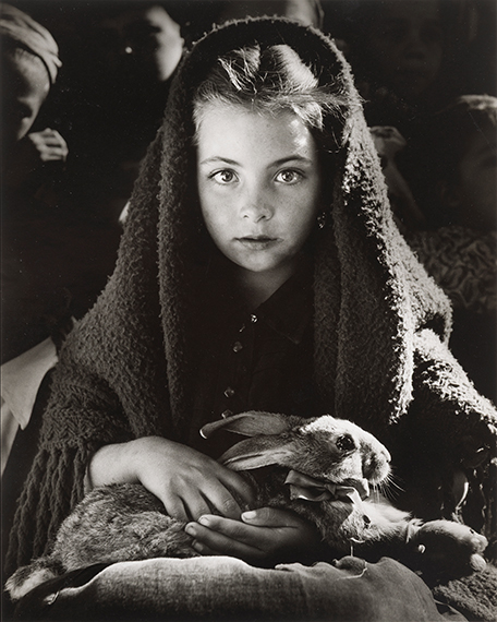 54
Jean Dieuzaide (1921-2003)
La petite fille au lapin. Nazaré, Portugal, 1954.