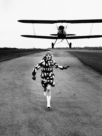 Helmut NewtonMansfield, British Vogue, London 1967 © Helmut Newton Foundation