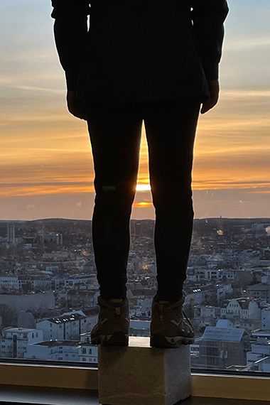 HU Jinchi: Sunset Extender_0.3s, 2022, 
22 x 20,5 x 18 cm (Marmor, Namibia), 
10 x 15 cm (Fotografie), Zeichnung auf DIN B4-Papier, 
gerahmt in Acrylglas (Detail Fotografie) HU Jinchi: Sunset Extender_0.3s, 2022, 
22 x 20,5 x 18 cm (Marmor, Namibia), 
10 x 15 cm (Fotografie), Zeichnung auf DIN B4-Papier, 
gerahmt in Acrylglas (Detail Fotografie)