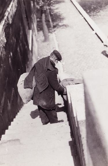 Germaine Krull
Clochard, Paris, 1928
Silbergelatineabzug, 21,7 x 14,4 cm
© Nachlass Germaine Krull, Museum Folkwang, Essen