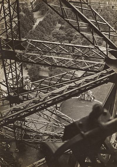Germaine Krull
La tour Eiffel, Paris. Prise de vue du 1er étage, 1928
Silbergelatineabzug, 22,3 x 15,5 cm
© Nachlass Germaine Krull, Museum Folkwang, Essen