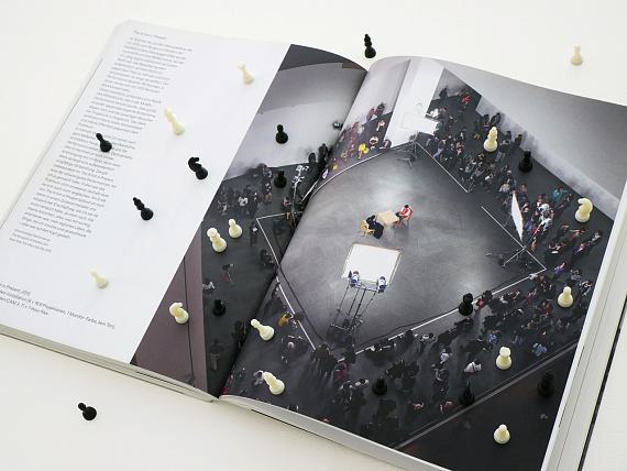 Ingo Gerken
BIBLIOSCULPTURE 103 (Schachfiguren, Buch), 2021
Archival Pigment Print auf Barytpapier
92 x 110 cm
mit einer Abbildung von:
Marina Abramovic Ingo Gerken
BIBLIOSCULPTURE 103 (Schachfiguren, Buch), 2021
Archival Pigment Print auf Barytpapier
92 x 110 cm
mit einer Abbildung von:
Marina Abramovic