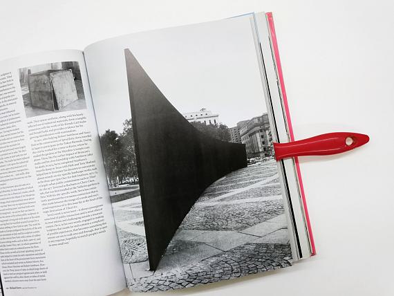 Ingo Gerken
Bibliosculpture #101 (Pinsel, Buch), 2021
Mit einer Abbildung von: Richard Serra Ingo Gerken
Bibliosculpture #101 (Pinsel, Buch), 2021
Mit einer Abbildung von: Richard Serra