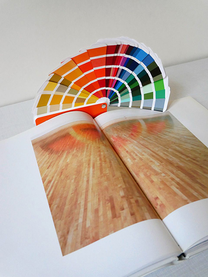 Ingo Gerken
BIBLIOSCULPTURE 137 (Farbfächer, Buch), 2021
Archival Pigment Print auf Barytpapier
110 x 92 cm
mit einer Abbildung von:
Louise Lawler Ingo Gerken
BIBLIOSCULPTURE 137 (Farbfächer, Buch), 2021
Archival Pigment Print auf Barytpapier
110 x 92 cm
mit einer Abbildung von:
Louise Lawler