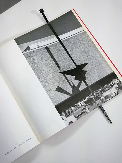 Ingo Gerken
BIBLIOSCULPTURE 175 (Kabelbinder, Buch), 2025
Archival Pigment Print auf Barytpapier
76 x 61 cm
mit einer Abbildung von:
Hans Uhlmann, Ingo Gerken
BIBLIOSCULPTURE 175 (Kabelbinder, Buch), 2025
Archival Pigment Print auf Barytpapier
76 x 61 cm
mit einer Abbildung von:
Hans Uhlmann,