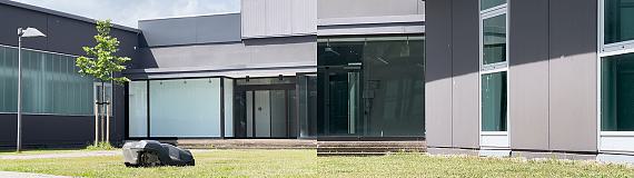 Hannah WolfSigSauer (liquidiert), Eckernförde, Videostill aus »Die Dialektik dieser Arbeit«, 2025Zweikanal-Videoprojektion, ca. 20 Minuten© Hannah Wolf