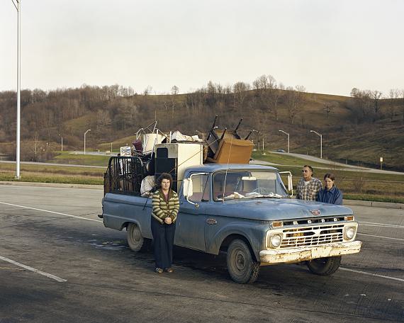 Joel SternfeldInterstate 79, Bridgeport, West Virginia, March 1983Archival inkjet print107 x 133 cm, Rahmen: 126 × 151 cm