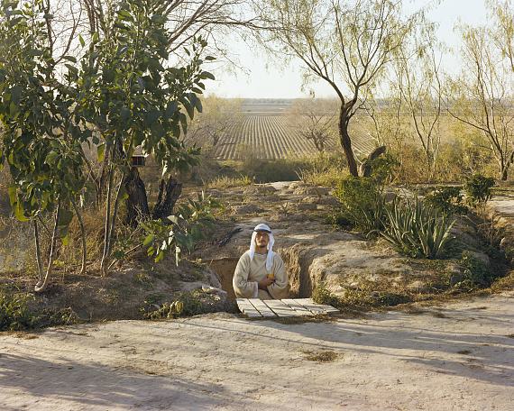 Joel SternfeldMember of the Christ Family Religious Sect, Hidalgo County, Texas, January 1983Archival inkjet print107 x 133 cm, Rahmen: 126 × 151 cm