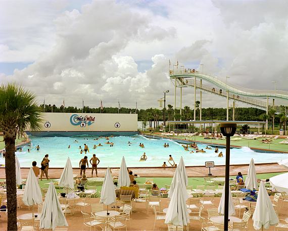 Joel SternfeldWet’n Wild Aquatic Theme Park, Orlando, Florida, September 1980Dye transfer print40,5 x 51 cm, Rahmen: 56,6 × 65,2 cm