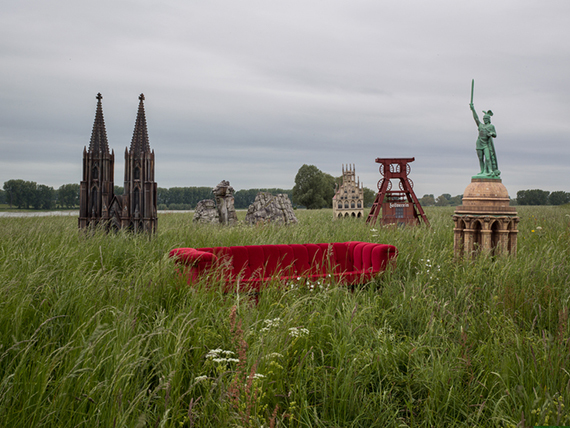 © Horst Wackerbarth, Miniaturen der Wahrzeichen des Landes Nordrhein-Westfalen
Skulpturen von Jaques Tilly, Lohauser Deich, Düsseldorf, 2016
(aus der Serie heimat.nrw) © Horst Wackerbarth, Miniaturen der Wahrzeichen des Landes Nordrhein-Westfalen
Skulpturen von Jaques Tilly, Lohauser Deich, Düsseldorf, 2016
(aus der Serie heimat.nrw)