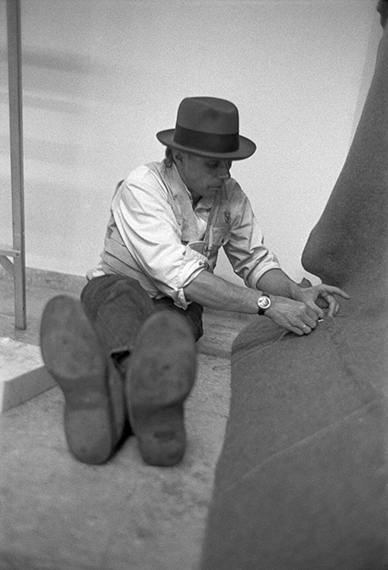Angelika Platen, Joseph Beuys, Filz nähen, Düsseldorf 1969 &copy; Angelika Platen