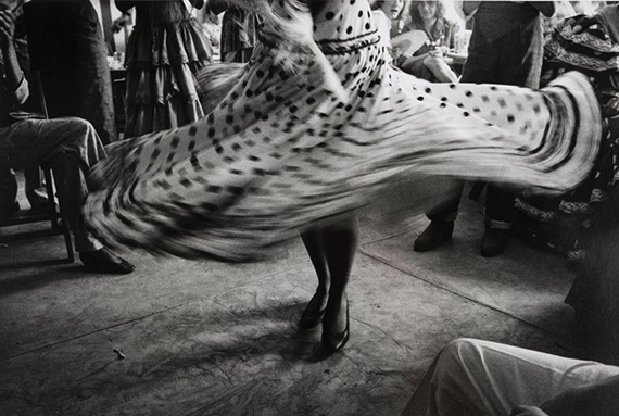 Inge Morath, Rock einer Tänzerin auf einem Jahrmarkt, Sevilla, Spanien, 1987courtesy Sammlung SpallArt © Inge Morath/Magnum Photos