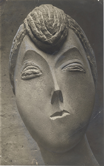 Constantin BrâncuşiTête de femme (La Baronne Renée Frachon). Um 1909Vintage. Silbergelatineabzug. 29,2 × 18,4 cmEUR 15.000-20.000