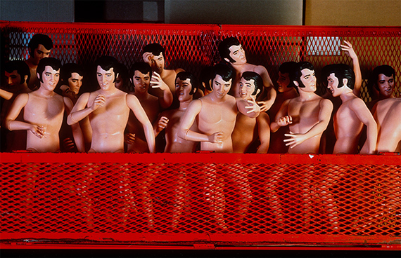 Theo Westenberger„Elvis Dolls“. 1984Cibachrome, Abzug. 40,5 x 50,7 cmEUR 1.800-2.200