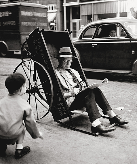&copy;  Fred Stein, Man in Pushcart, NY 1944