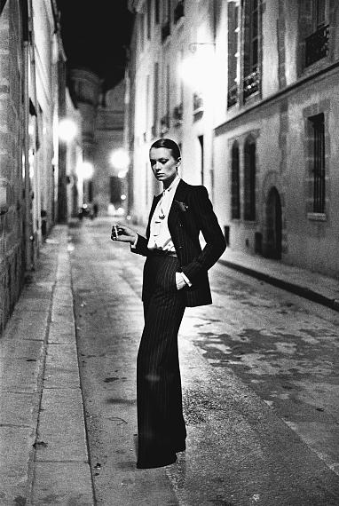 Helmut NewtonYves Saint Laurent, Rue Aubriot, French Vogue, Paris 1975 © Helmut Newton Foundation
