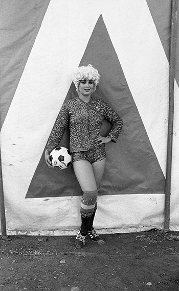 Artist in front of a la tent at the Atlas Circus, by the brothers Tonetti. San Sebastián, 1981.© Isabel Azkarate Artist in front of a la tent at the Atlas Circus, by the brothers Tonetti. San Sebastián, 1981.© Isabel Azkarate