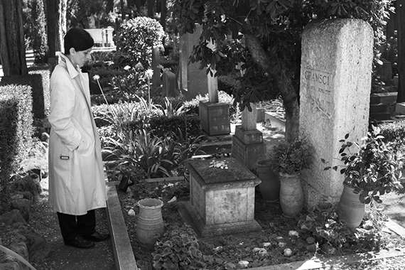 Elena Bellantoni, Reenactment the Banality of Evil in 69 gestures, 69, foto in bianco e nero, 40x50 cm, 2022, Courtesy Elena Bellantoni, 25