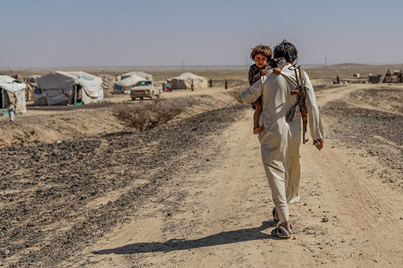 Giles Clarke, Father and Son, Marib, Yemen, 2020© Giles Clarke, Courtesy of Ilaria Quadrani Fine Arts