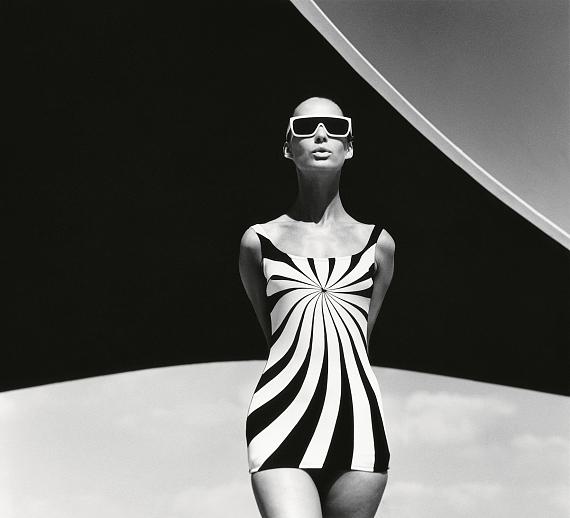 F.C. GundlachOp Art-Badeanzug, Brigitte Bauer, Sinz Bademoden, Vouliagmeni, 1966© F.C. Gundlach / Stiftung F.C. Gundlach