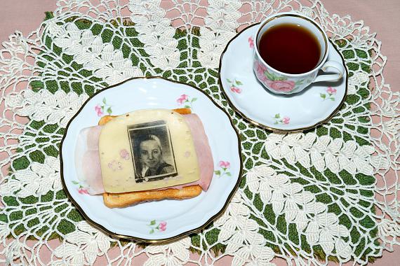 Oma’s Breakfast, aus der Serie »Kuckucksei«, 2021–23 © Francesca Hummler, 2026
