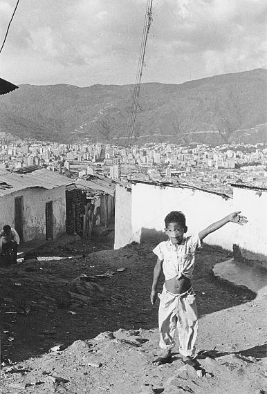 Marie-Claude Deffarge & Gordian TroellerCaracas, Venezuela, 1961From the stern reportage: Kennedy against CastroSilver gelatine print, 28.9 x 19.6 cm© Ingrid Becker-Ross Troeller