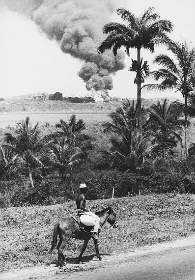Marie-Claude Deffarge & Gordian TroellerRessource naturelles puit de petrole, Bahia, Brazil, 1961Silver gelantine print, 35,9 x 25 cm© Ingrid Becker-Ross Troeller