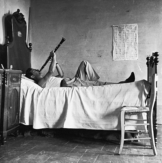 Pietro DonzelliFeiertag, aus der Serie Po-Delta - Land ohne Schatten, 1954© Estate Pietro Donzelli, Renate Siebenhaar, Frankfurt a. M.